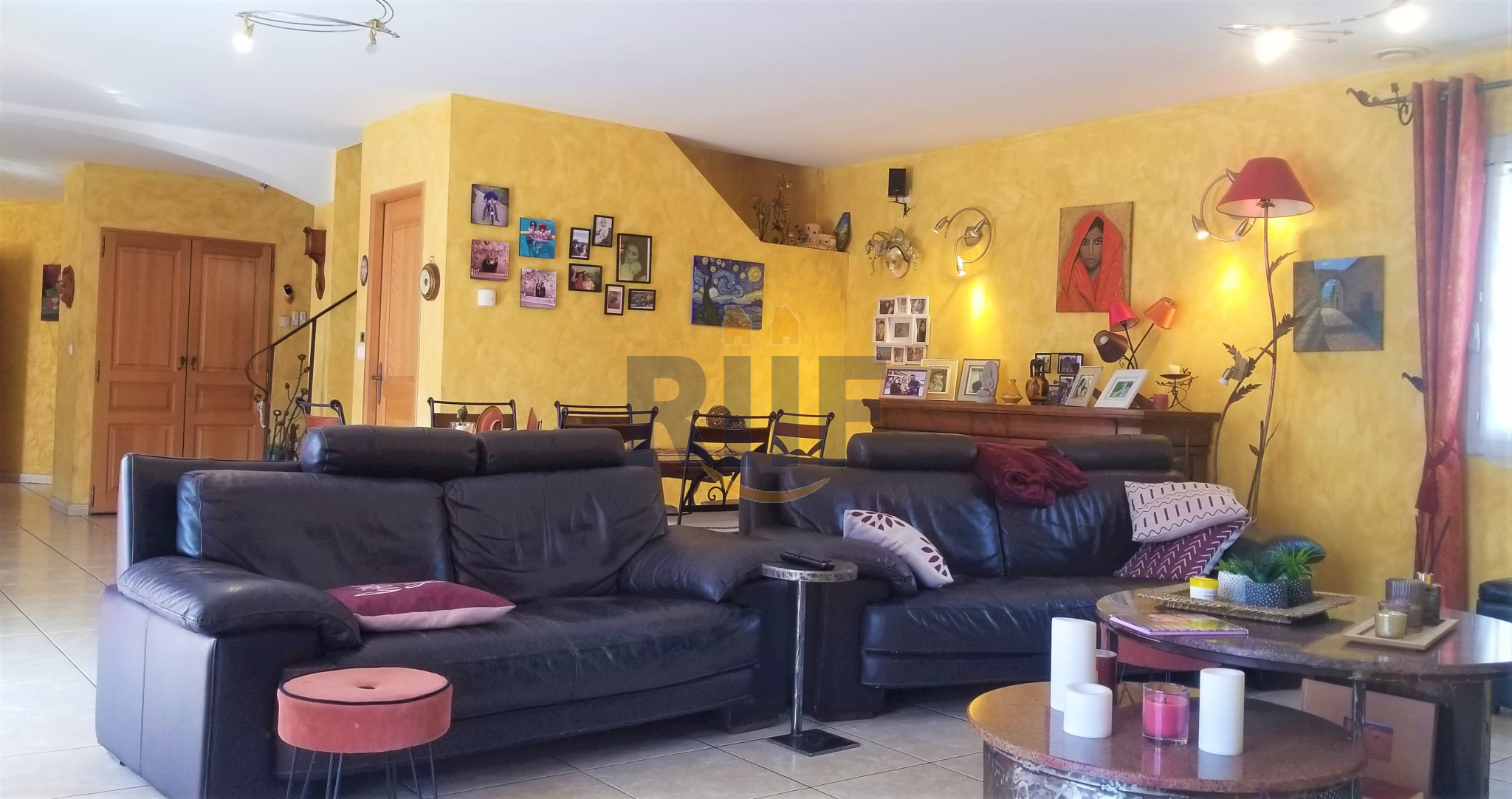 Grand salon dans une maison de 186 m² et 4 chambres Taussac-la-Billière proche Lamalou-les-Bains